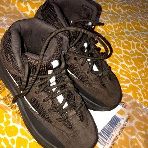 Yeezy Boots ( barley worn )